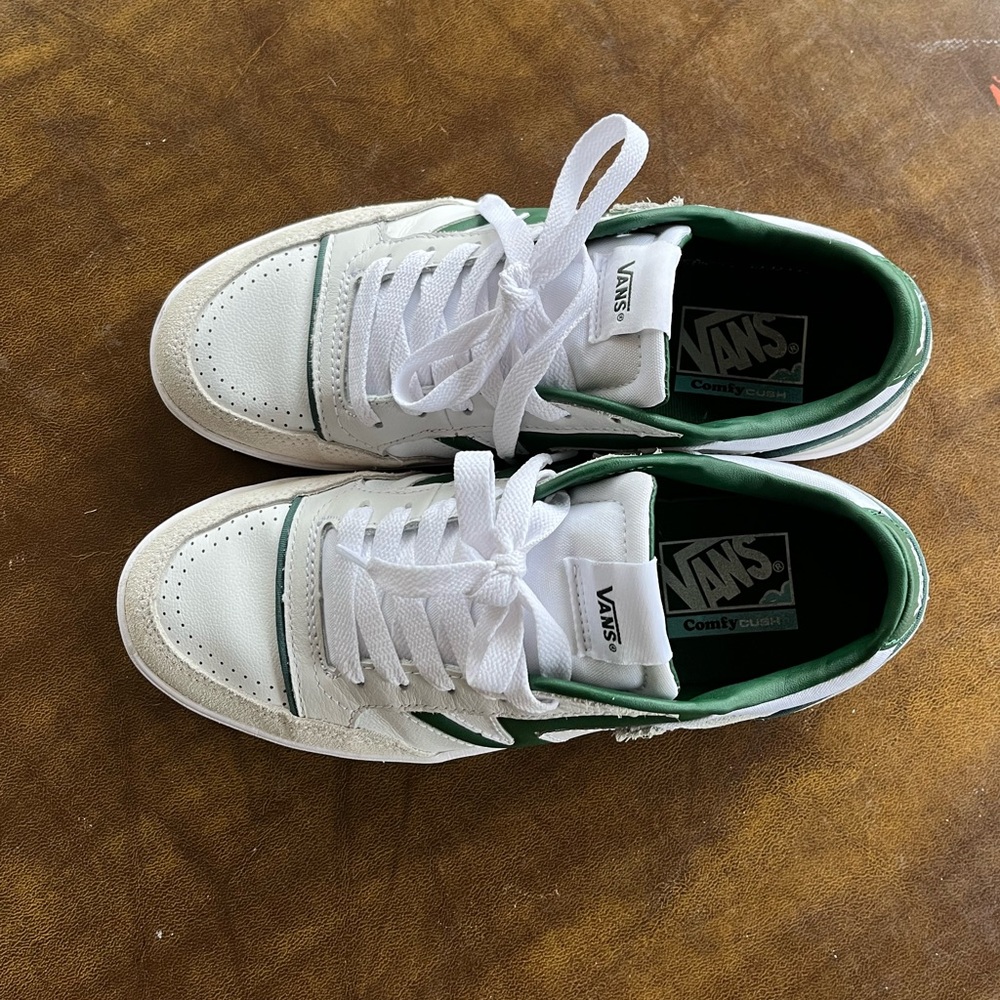 Men’s size 8 lowland comfyCush JMP R Shoe - like new!